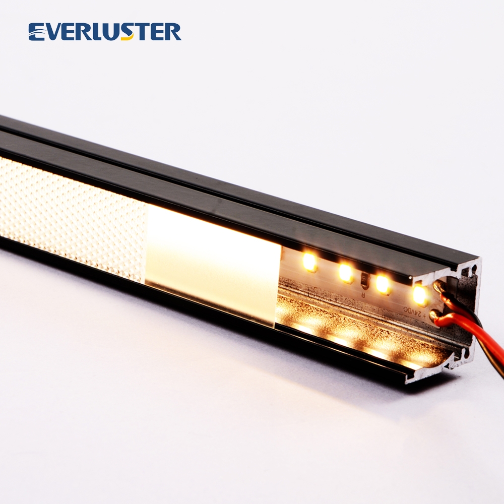 Luxuriöse 24-V-LED-Linearleuchte mit mikroprismatischer Abdeckung für das Projekt eines Einkaufszentrums in Estland