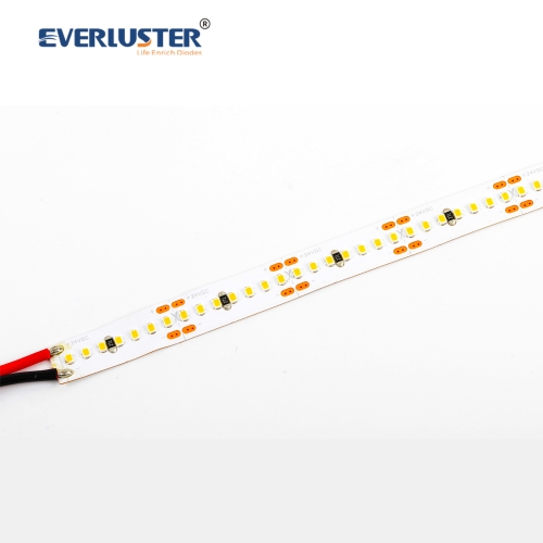 Punktlose 2216-Lichtleiste mit 280 LEDs pro Meter.